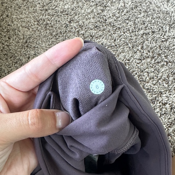 Lululemon - Picture 2 of 4